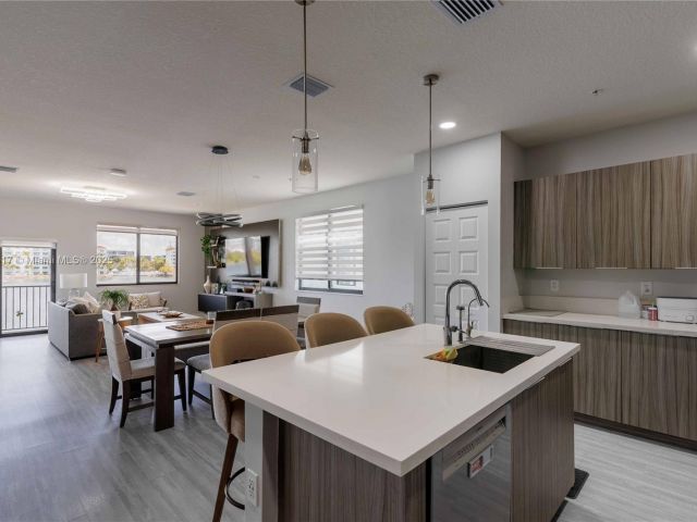 Дом в аренду по адресу 4714 NW 84th Ct 4714 - фото 6155901