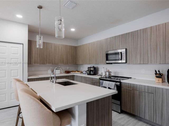 Дом в аренду по адресу 4714 NW 84th Ct 4714 - фото 6155902