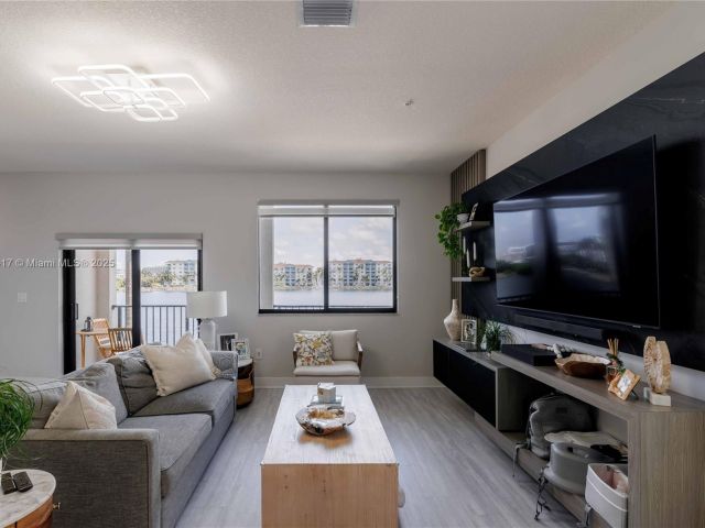 Дом в аренду по адресу 4714 NW 84th Ct 4714 - фото 6155906