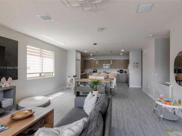 Дом в аренду по адресу 4714 NW 84th Ct 4714 - фото 6155908