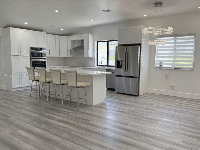 Продажа дома по адресу 240 SW 55th Ave - фото 6160101