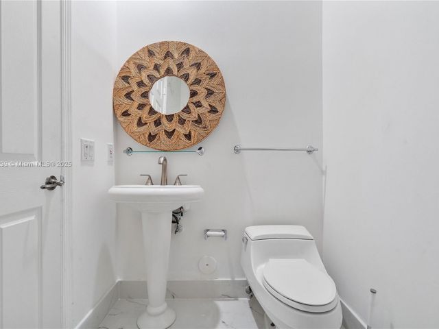 Продажа дома по адресу 1382 Harbor Vw W - фото 6156344