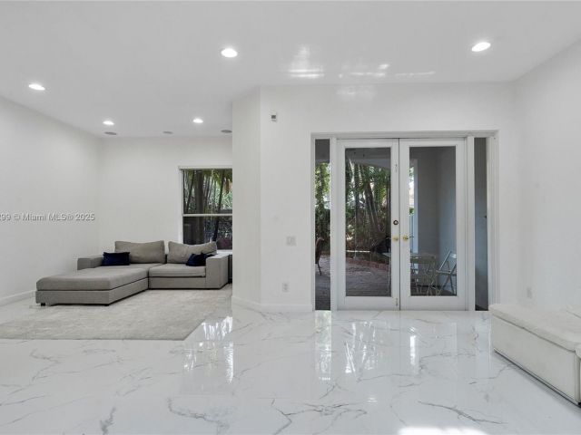 Продажа дома по адресу 1382 Harbor Vw W - фото 6156345