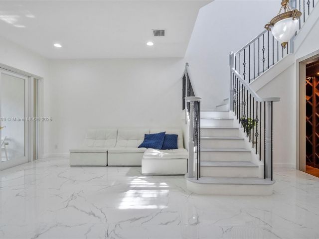 Продажа дома по адресу 1382 Harbor Vw W - фото 6156346