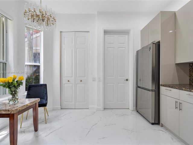 Продажа дома по адресу 1382 Harbor Vw W - фото 6156351