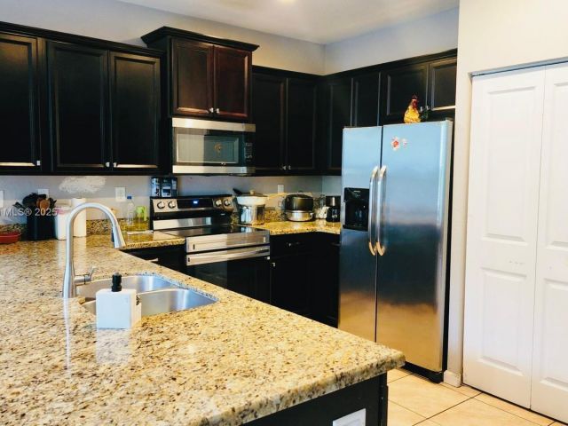 Продажа дома по адресу 2190 SE 2nd St - фото 6186896