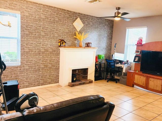 Продажа дома по адресу 2190 SE 2nd St - фото 6186899