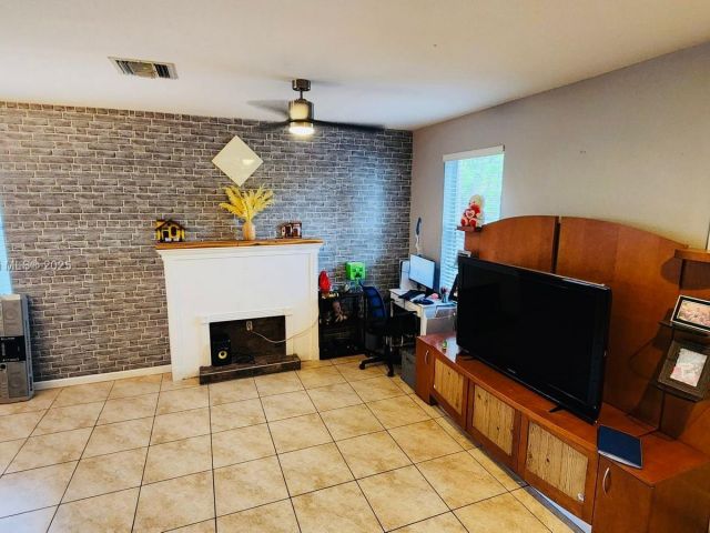 Продажа дома по адресу 2190 SE 2nd St - фото 6186900