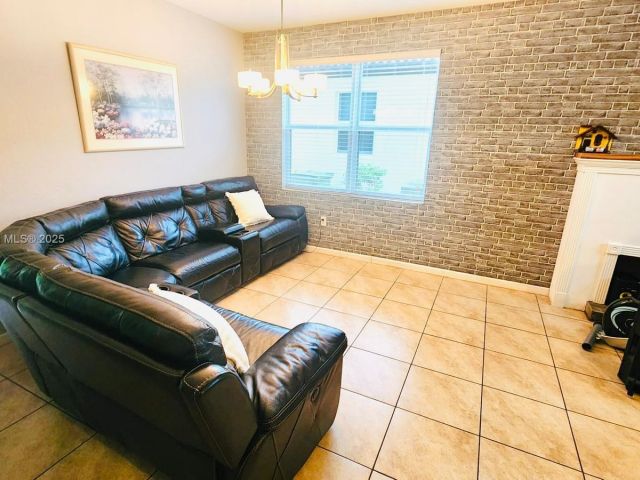 Продажа дома по адресу 2190 SE 2nd St - фото 6186901