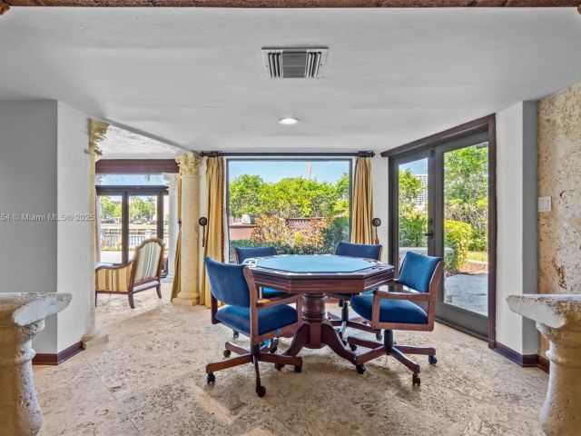 Продажа дома по адресу 800 Diplomat Pkwy - фото 6158099