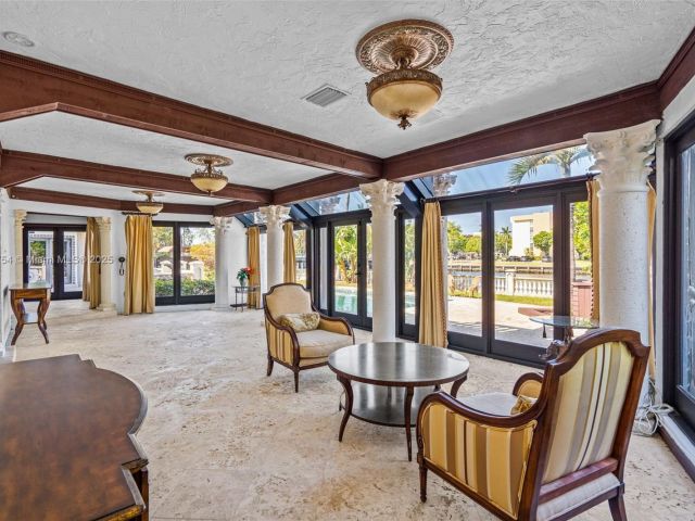 Продажа дома по адресу 800 Diplomat Pkwy - фото 6158101