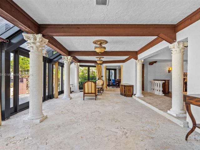 Продажа дома по адресу 800 Diplomat Pkwy - фото 6158102