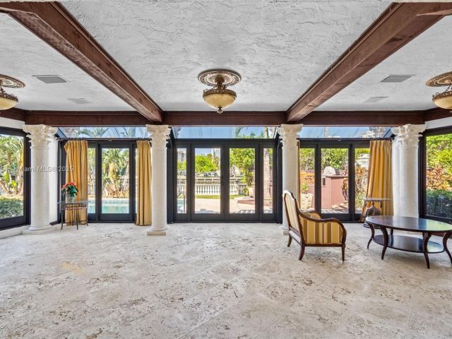 Продажа дома по адресу 800 Diplomat Pkwy - фото 6158103