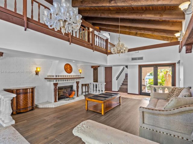 Продажа дома по адресу 800 Diplomat Pkwy - фото 6158104