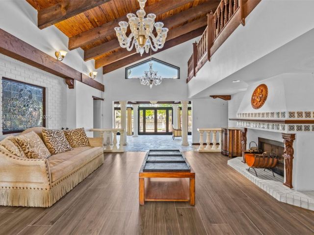 Продажа дома по адресу 800 Diplomat Pkwy - фото 6158105