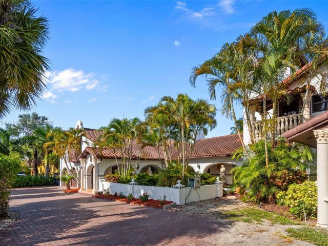 Продажа дома по адресу 800 Diplomat Pkwy - фото 6158109