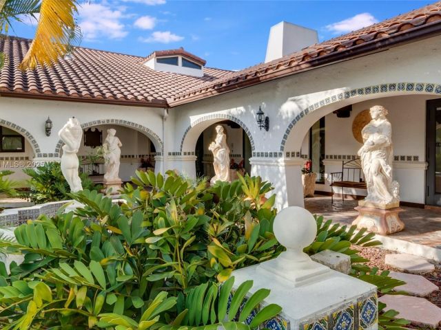 Продажа дома по адресу 800 Diplomat Pkwy - фото 6158111