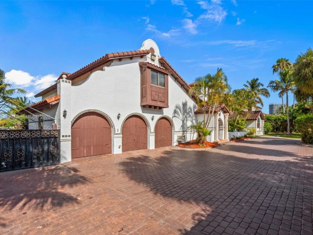 Продажа дома по адресу 800 Diplomat Pkwy - фото 6158113