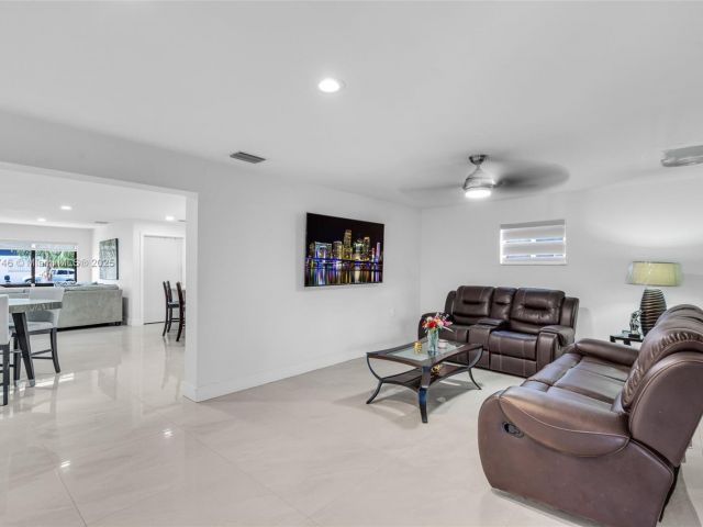 Продажа дома по адресу 7100 Mcclellan St - фото 6161052