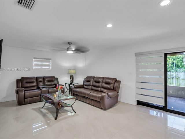 Продажа дома по адресу 7100 Mcclellan St - фото 6161053