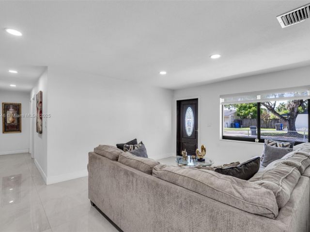 Продажа дома по адресу 7100 Mcclellan St - фото 6161054