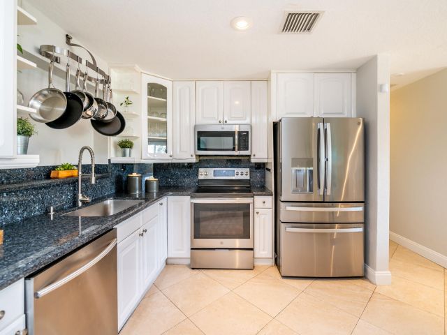 Дом в аренду по адресу 1841 SE 6th Street - фото 6187004