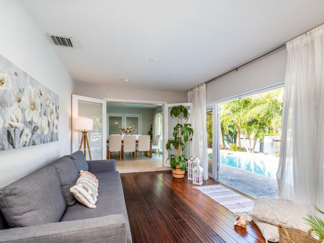 Дом в аренду по адресу 1841 SE 6th Street - фото 6187007