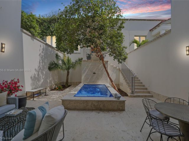 Продажа дома по адресу 647 Almeria Ave - фото 6174510