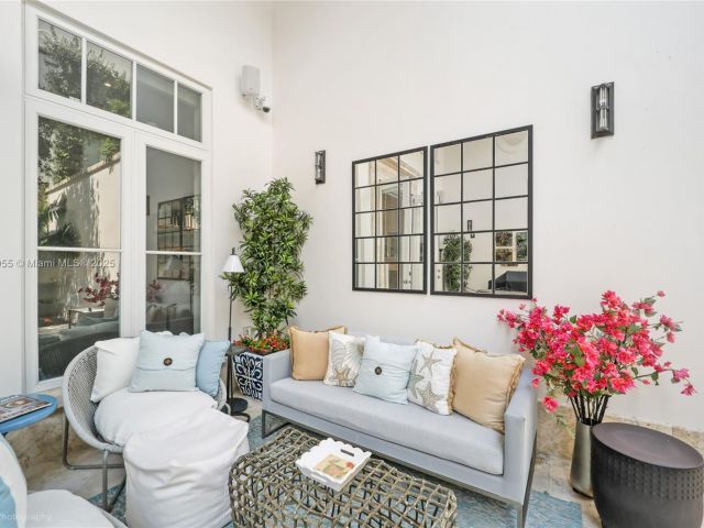 Продажа дома по адресу 647 Almeria Ave - фото 6174511