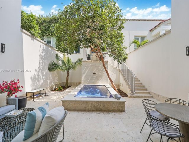 Продажа дома по адресу 647 Almeria Ave - фото 6174512