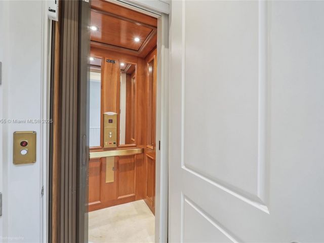 Продажа дома по адресу 647 Almeria Ave - фото 6174513