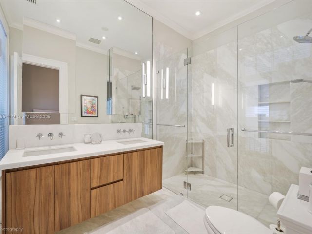 Продажа дома по адресу 647 Almeria Ave - фото 6174514