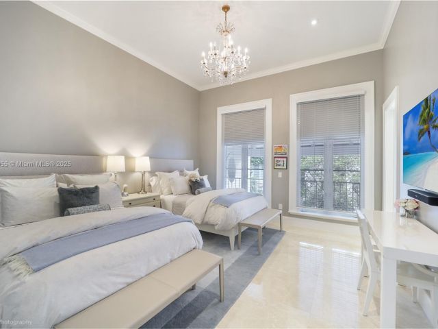 Продажа дома по адресу 647 Almeria Ave - фото 6174515