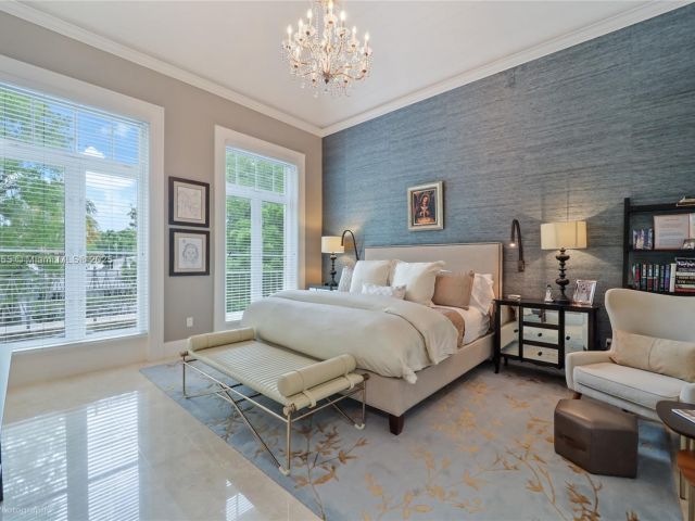 Продажа дома по адресу 647 Almeria Ave - фото 6174518