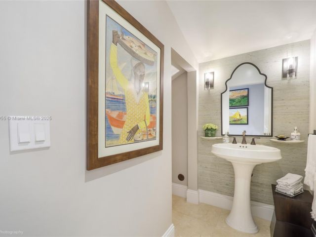 Продажа дома по адресу 647 Almeria Ave - фото 6174520