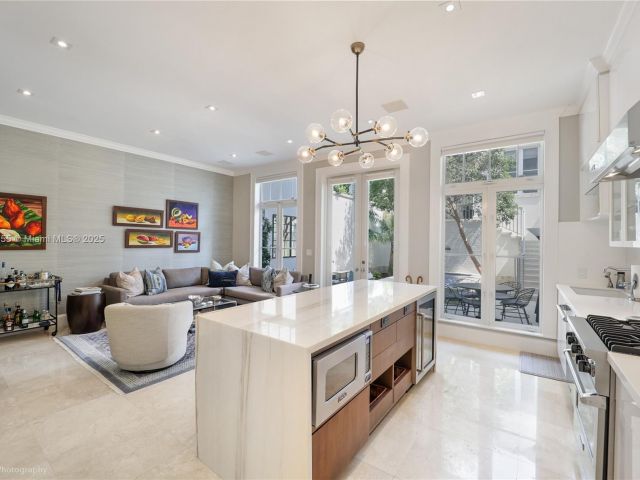 Продажа дома по адресу 647 Almeria Ave - фото 6174522