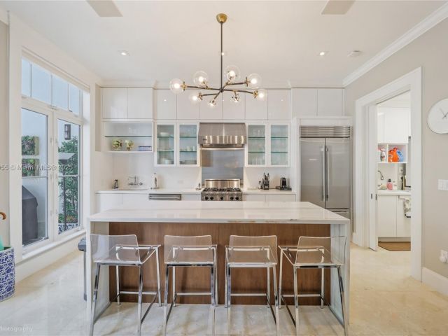 Продажа дома по адресу 647 Almeria Ave - фото 6174523