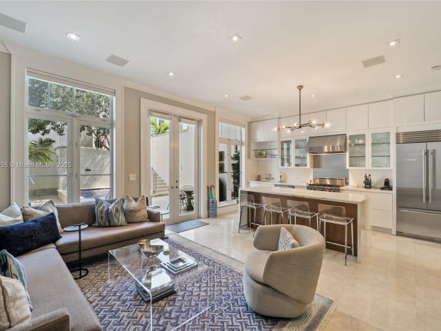 Продажа дома по адресу 647 Almeria Ave - фото 6174527