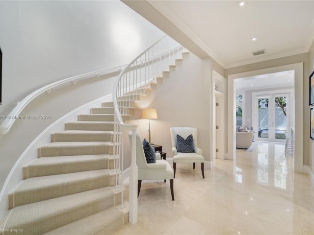 Продажа дома по адресу 647 Almeria Ave - фото 6174528