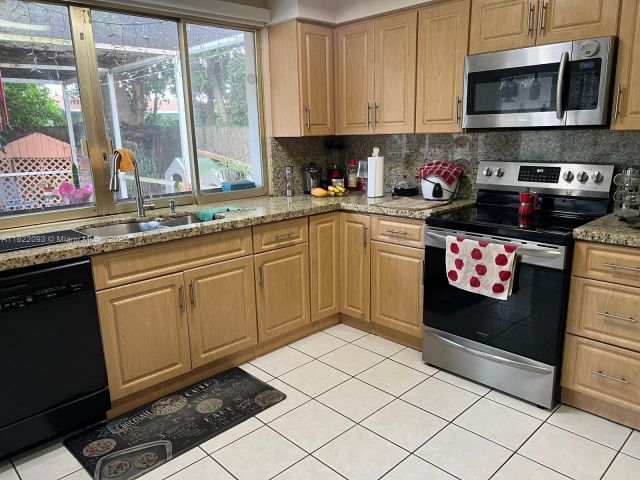 Продажа дома по адресу 7110 SW 11th St - фото 6160467