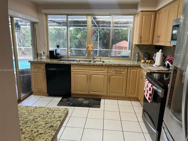 Продажа дома по адресу 7110 SW 11th St - фото 6160469