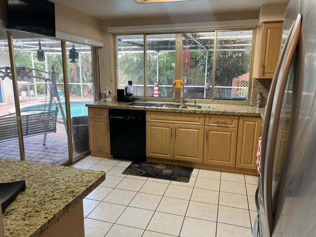 Продажа дома по адресу 7110 SW 11th St - фото 6160470