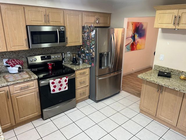 Продажа дома по адресу 7110 SW 11th St - фото 6160471