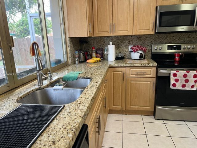 Продажа дома по адресу 7110 SW 11th St - фото 6160472