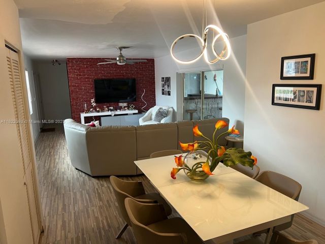 Продажа дома по адресу 7110 SW 11th St - фото 6160473