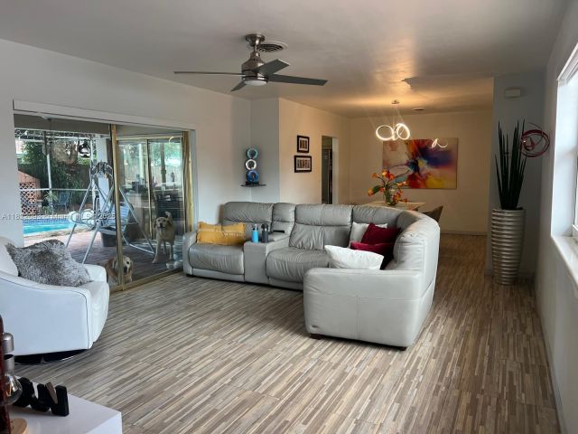 Продажа дома по адресу 7110 SW 11th St - фото 6160476