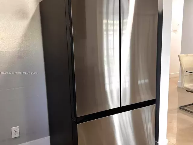 Продажа дома по адресу 7151 Pershing St - фото 6161343