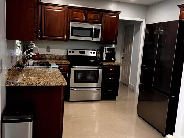 Продажа дома по адресу 7151 Pershing St - фото 6161344