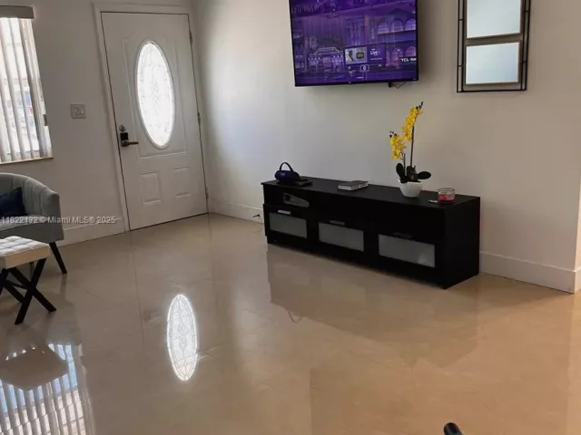 Продажа дома по адресу 7151 Pershing St - фото 6161346