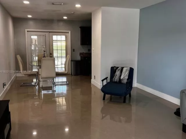 Продажа дома по адресу 7151 Pershing St - фото 6161348